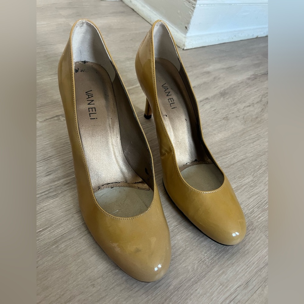 Vaneli Pump yellow gold size 9 shoe round toe